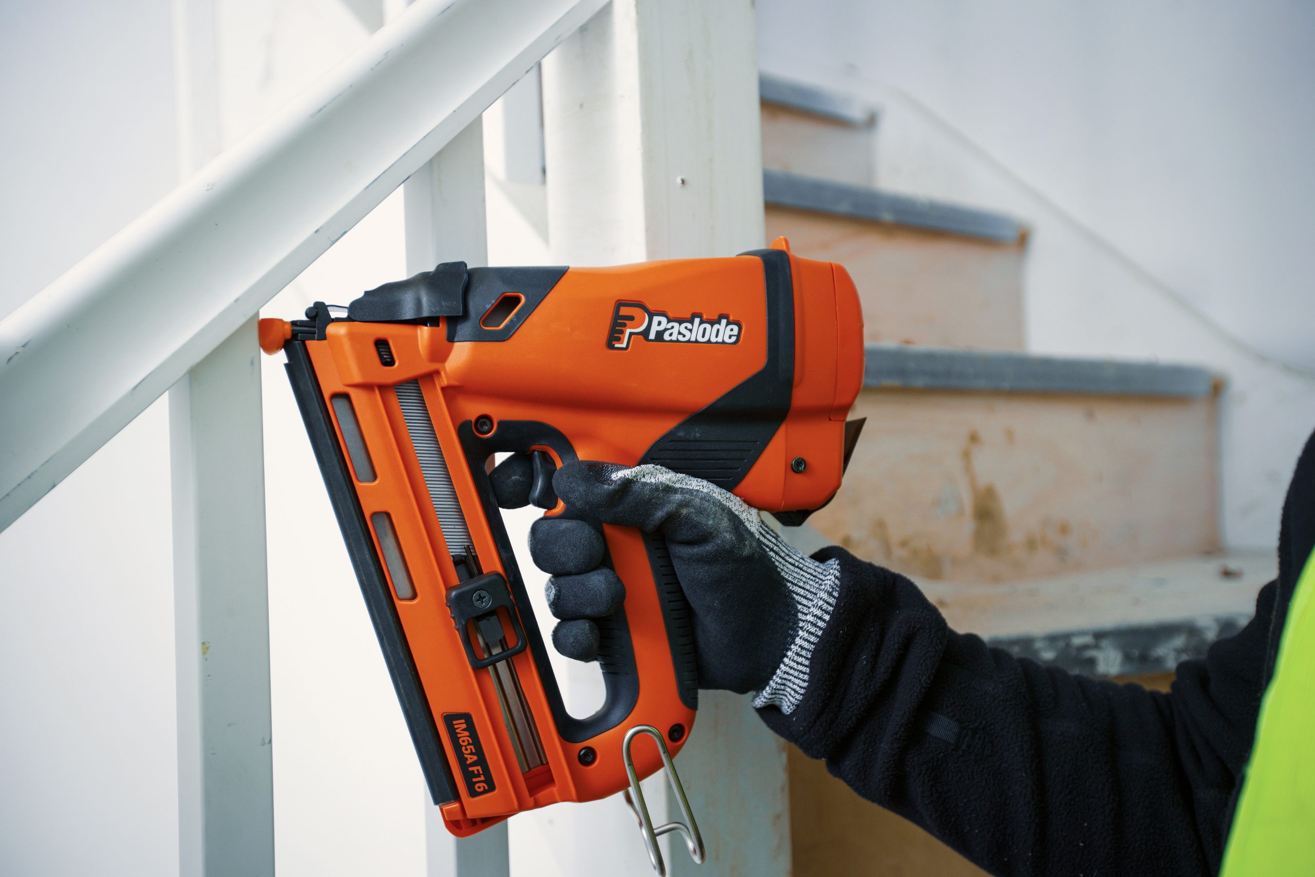 Paslode IM65A Cordless 16 Gauge Angled Finish Nailer - Image 2